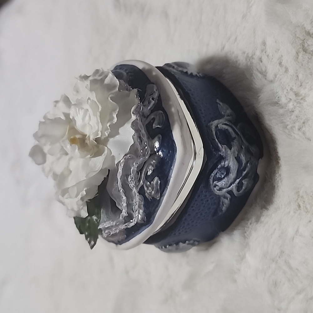 CERAMIC  HEART & FLOWERS TRINKET BOX.